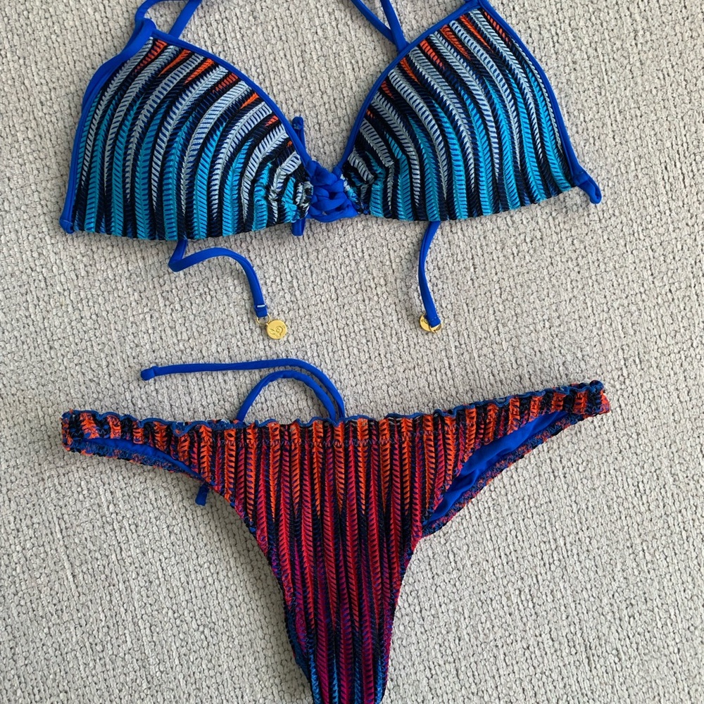 B.Swim multicolored bikini